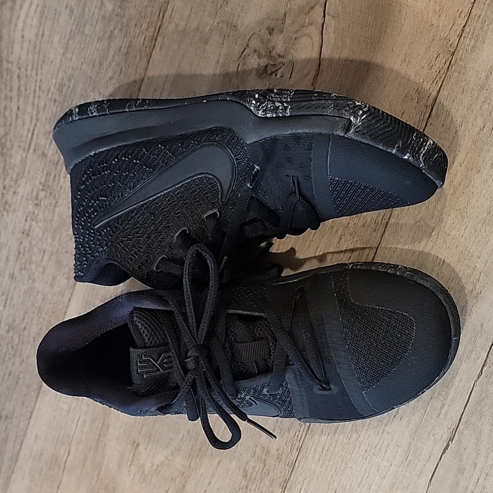 Nike Kyrie triple black boys shoes
